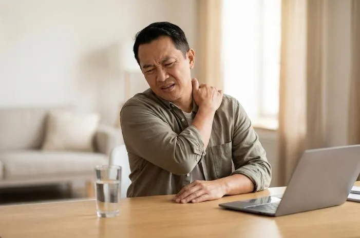 Sakit Punggung Kiri Ditusuk? Yuk Cari Tahu Sebabnya!