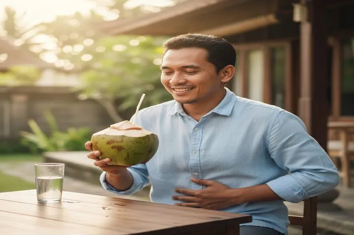 Manfaat Air Kelapa Hijau: Lambung Plong, Asam Mereda!