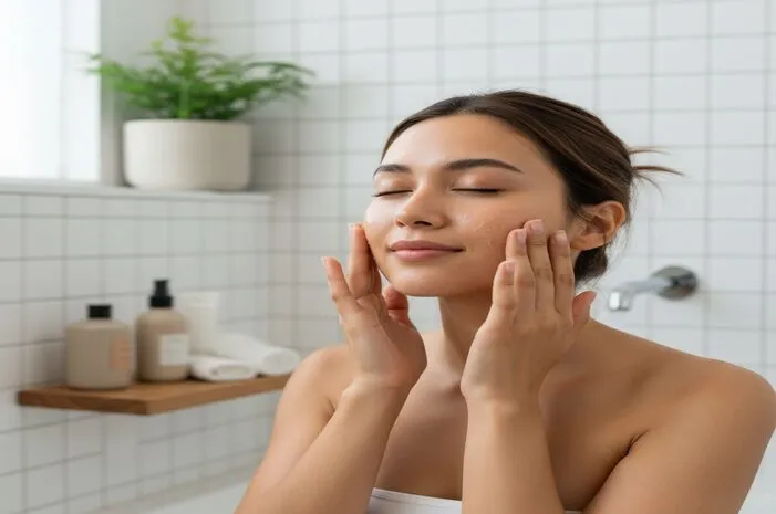 Cara Mengangkat Sel Kulit Mati Bikin Wajah Auto Glowing