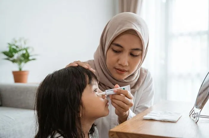 Gampang! Cara Pakai Salep Mata Gentamicin Sulfate