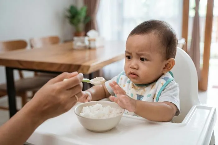 Efek Bayi 9 Bulan Makan Nasi Utuh: Amankah?