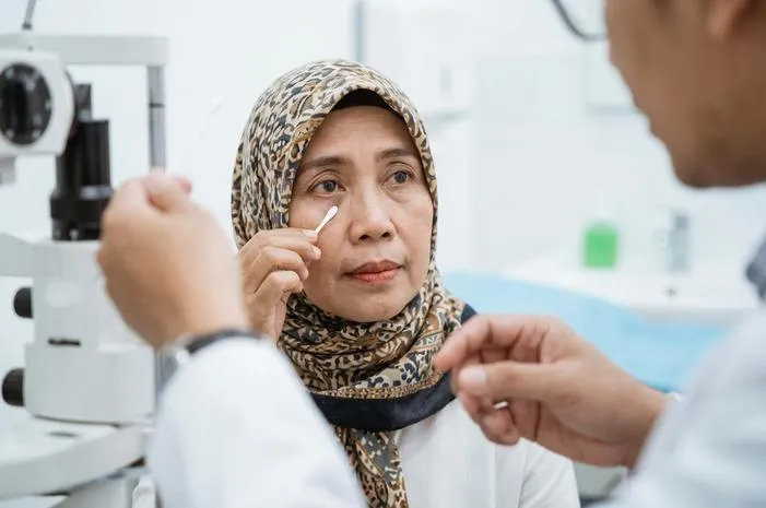 Cara Hilangkan Bintik Putih Kelopak Mata Dalam: Mudah!