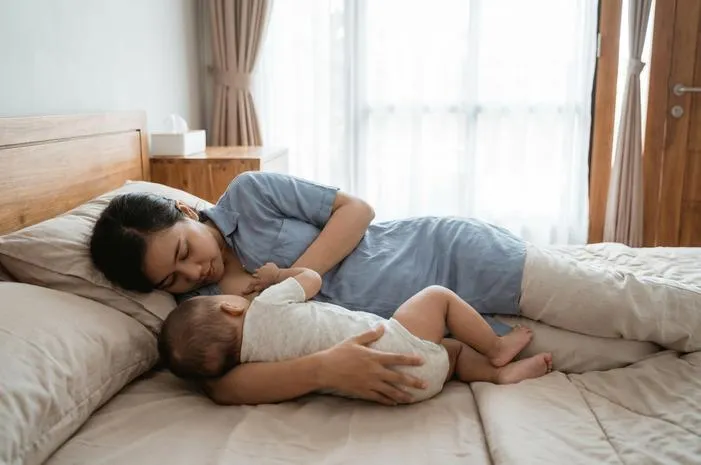 Menyusui Bayi Sambil Tiduran: Aman, Nyaman, Ibu Rileks