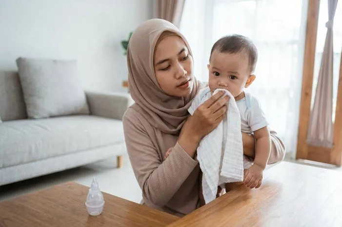 Bayi Muntah Lendir? Kenali Penyebab dan Solusinya