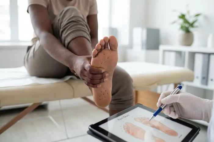 Penyebab Telapak Kaki Bolong Bolong: Kenali Lalu Atasi