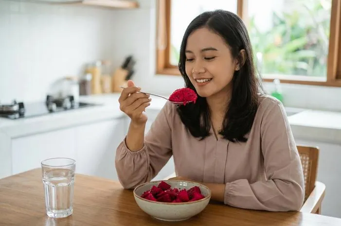 Makan Buah Naga BAB Merah? Ini Normal, Kapan Khawatir?