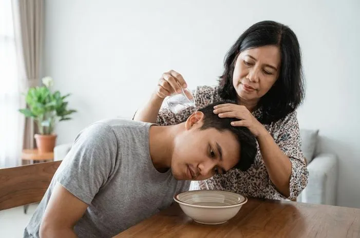 Gampang! Cara Keluarin Serangga Telinga Pakai Air