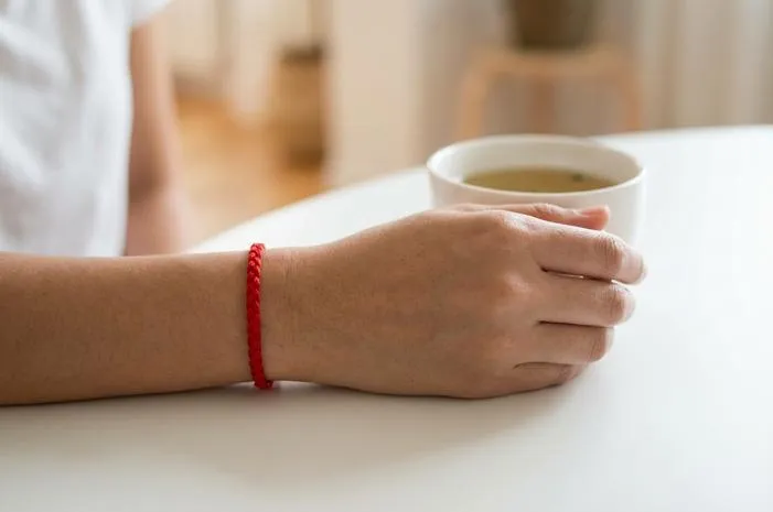 Makna Gelang Merah: Alergi Pasien Sampai Jimat Keberuntungan