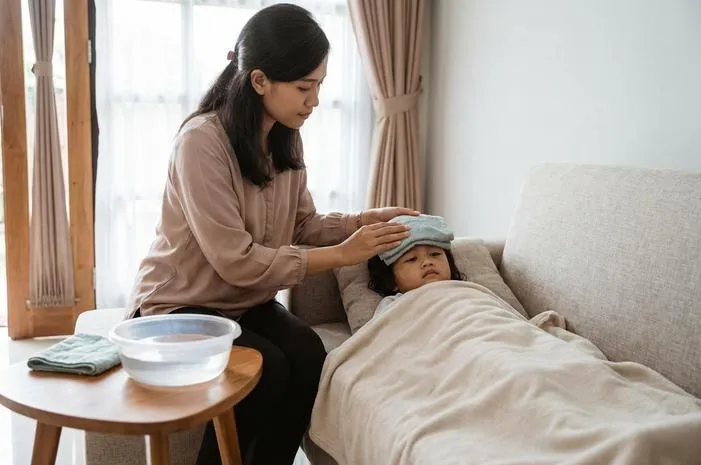 Mengompres Demam Pakai Air Apa? Air Hangat Solusinya!