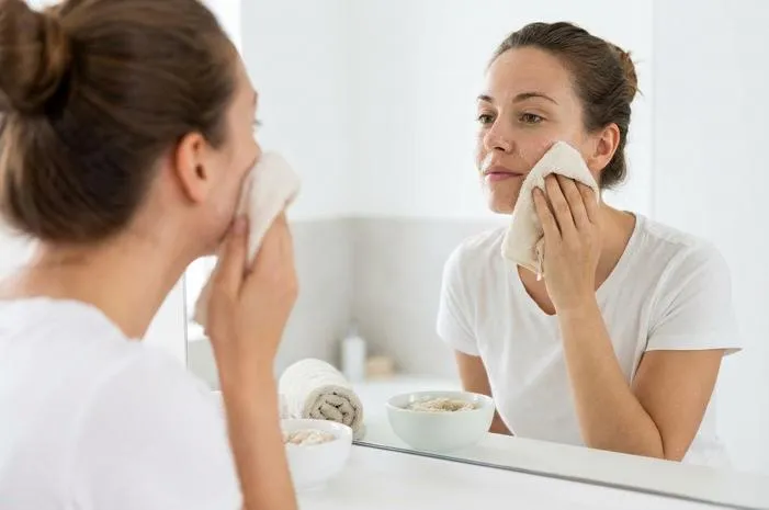 Angkat Kulit Mati di Wajah, Cerah Glowing Seketika!