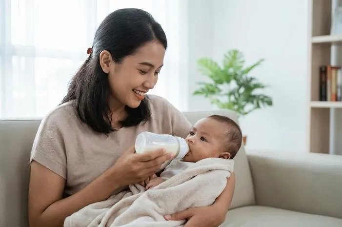 Anti Mogok! Tips Bayi Mau Minum Susu Formula dari Dot