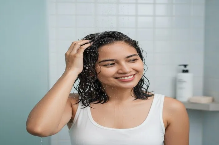 Keramas yang Baik Berapa Kali? Sesuaikan Jenis Rambutmu