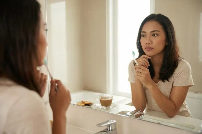 Penyebab Karang Gigi: Tak Cuma Sisa Makanan, Lho!