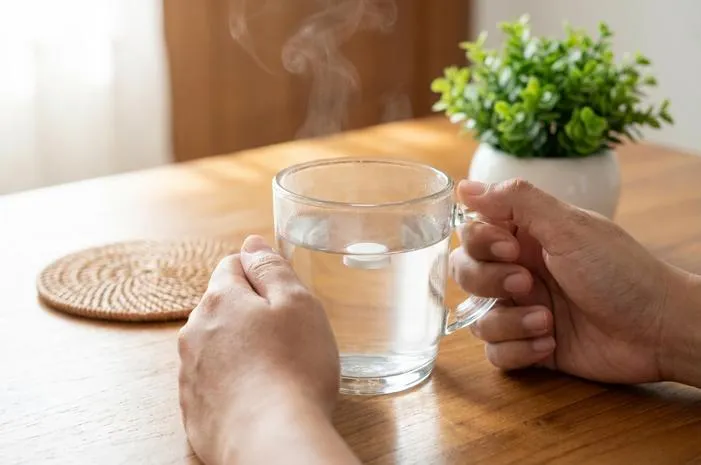 Minum Obat Pakai Air Hangat: Bikin Cepat Manjur?