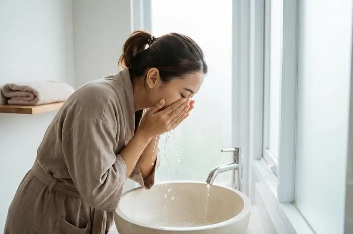Cuci Muka Pakai Air Hangat Rahasia Wajah Bersih Total