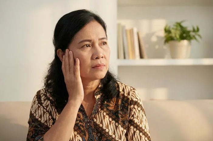 Telinga Kiri Berdenging Artinya: Kenali Mitos dan Tinnitus