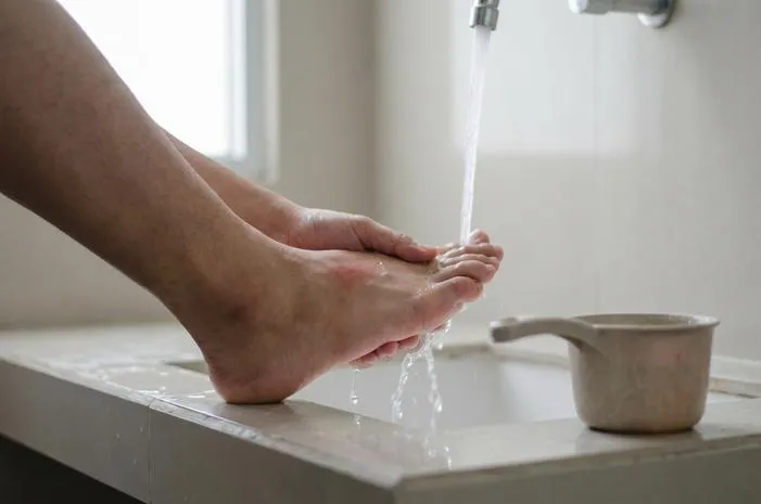 Kaki Kena Air Panas: Dinginkan Cepat, Redakan Nyeri!