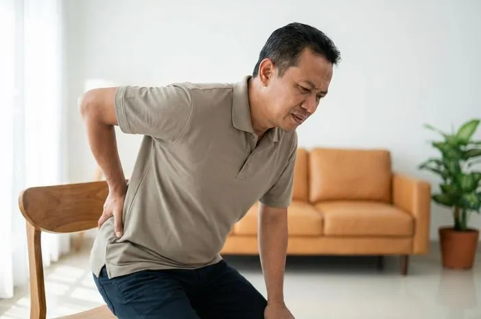 Atasi Pinggang Sakit Saat Mau Berdiri Dengan Cara Ini