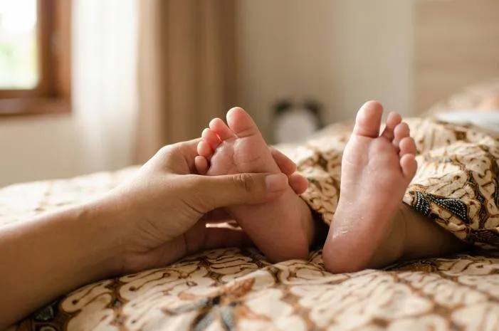 Kaki Bayi Dingin Berkeringat? Wajar, Ini Cara Mengatasinya