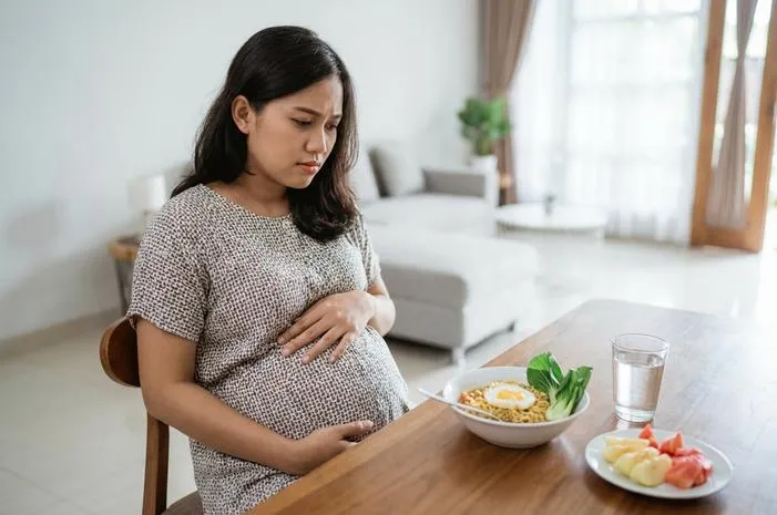 Ibu Hamil Trimester 3 Makan Mie Instan: Boleh Tapi...