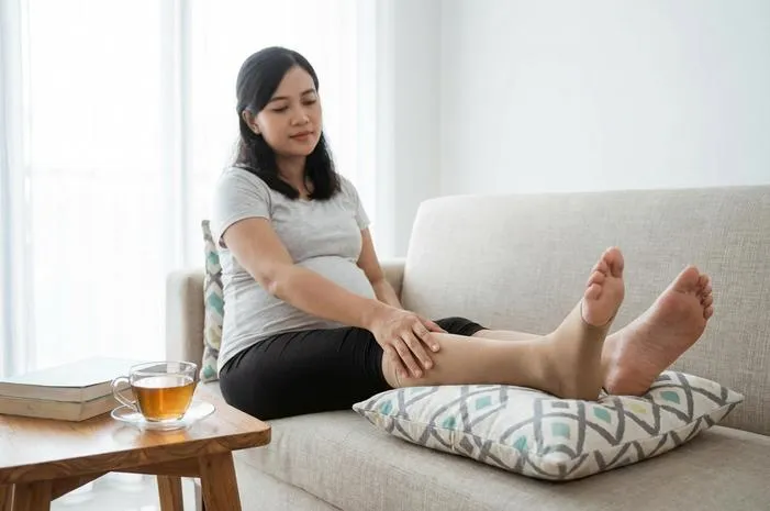 Bengkak Kaki Ibu Hamil? Normal Kok, Ini Solusinya!
