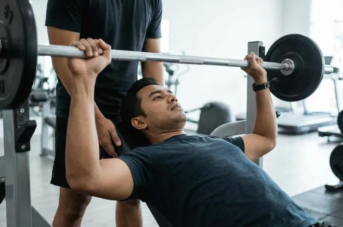 Bench Press: Otot Dada Kuat, Lengan Kekar, Postur Ideal