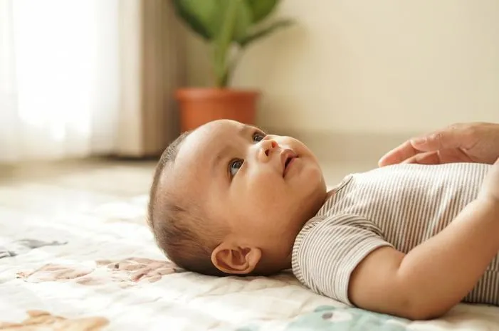 Kenapa Bayi Suka Melihat ke Atas? Wajar Kok, Ini Sebabnya!