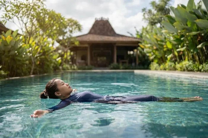 Rahasianya! Cara Mengapung di Air, Dijamin Santai