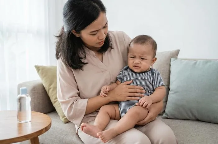 Mudah! Cara Mengatasi Bayi Ngeden Terus Tanpa Panik
