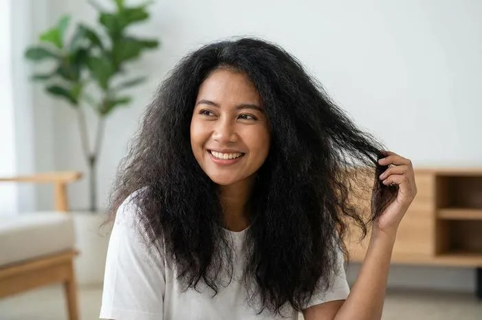 Gaya Rambut Tebal Mengembang: Ringan, Bervolume, dan Modern