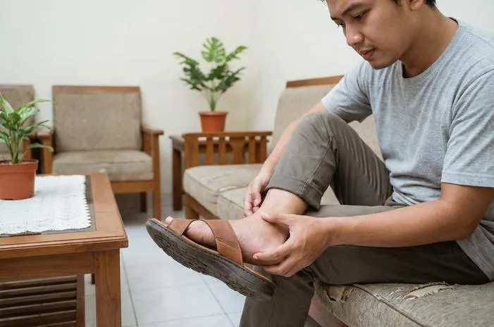 Kedutan di Kaki Kanan Samping? Ini Penyebab dan Atasi!