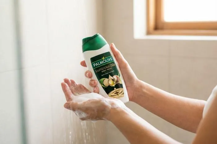 Kulit Lembap Maksimal dengan Palmolive Body Wash Alami