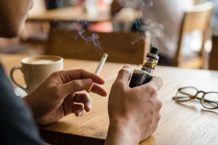 Lebih Bahaya Mana Rokok atau Vape? Cek Fakta!