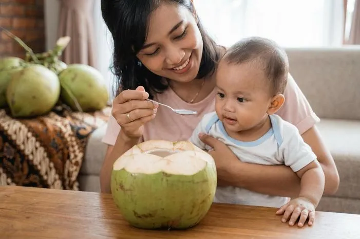 Bolehkah Bayi Minum Air Kelapa? Cek Aturan Amannya!