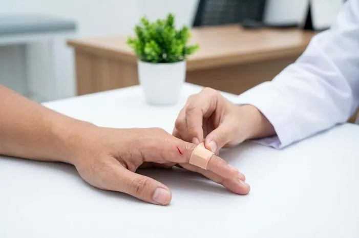 Jangan Panik! Atasi Luka Sayatan Pisau Ini Caranya
