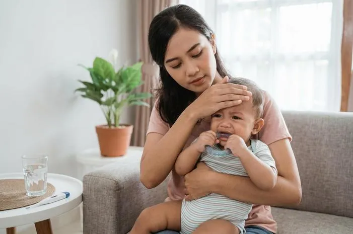 Demam Tumbuh Gigi Bayi: Berapa Lama dan Kapan Bahaya?