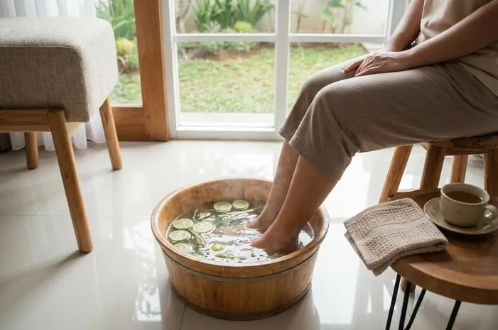 Rendam Kaki Air Hangat: Rahasia Kaki Rileks Tidur Pulas