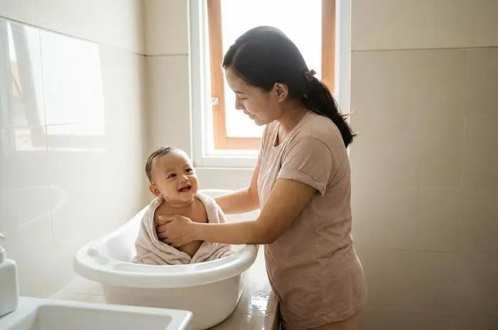 Bayi Mandi Berapa Kali Sehari? Tak Tiap Hari, Lho!