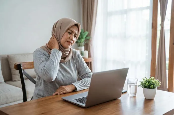 Spondilosis Servikal: Cara Ringan Atasi Leher Kaku Sakit