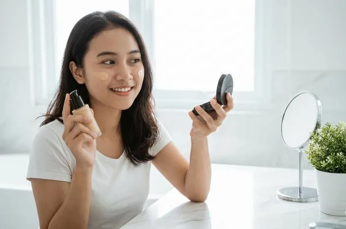 Foundation vs Cushion: Kenali Bedanya Biar Gak Salah