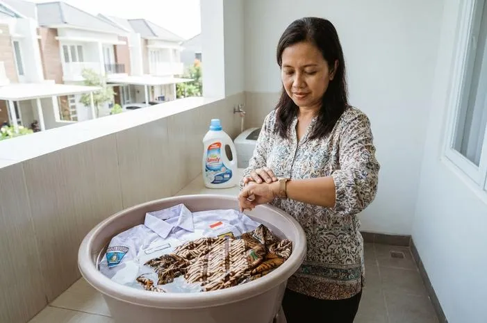 Berapa Lama Rendam Baju? Agar Tak Rusak dan Apek