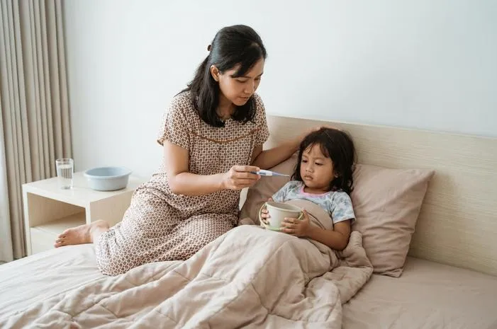 Anak Demam Muntah: Pertolongan Pertama dan Kapan ke Dokter