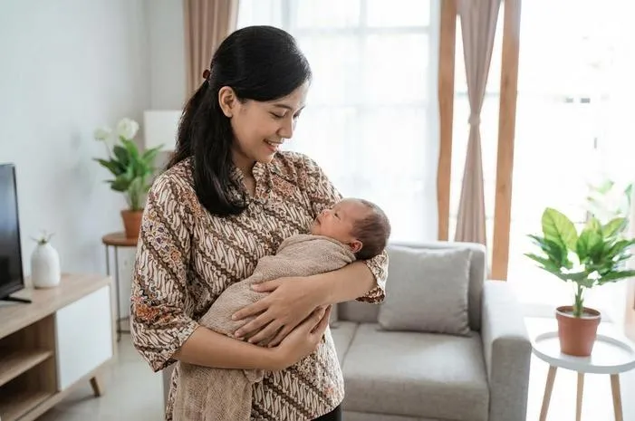 Tips Cradle Carry: Bayi Nyaman, Ibu Tenang