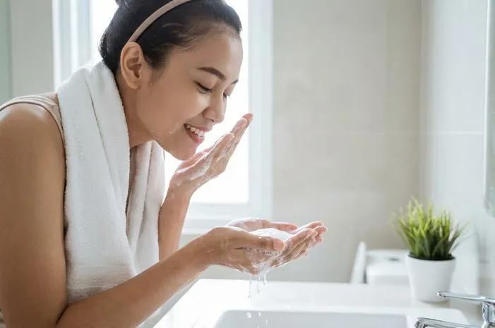 Fungsi Facial Wash: Bikin Wajah Bersih, Segar, Bebas Jerawat