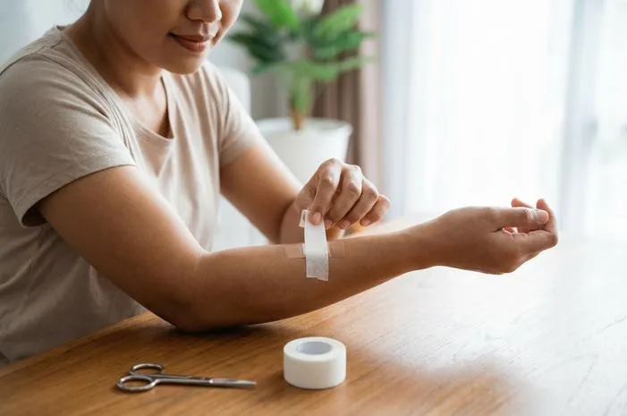 Surgical Tape: Nyaman, Kulit Bernapas, Anti Iritasi