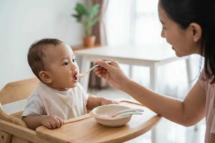 Porsi Makan Bayi 6 Bulan Berapa Sendok? Yuk Cari Tahu!