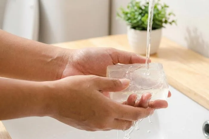 Sabun Transparan: Kulit Lembap, Bersih Berkilau!