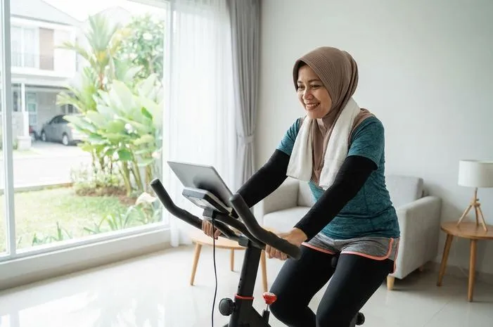 Olahraga Sepeda Statis: Bakar Kalori Aman di Rumah