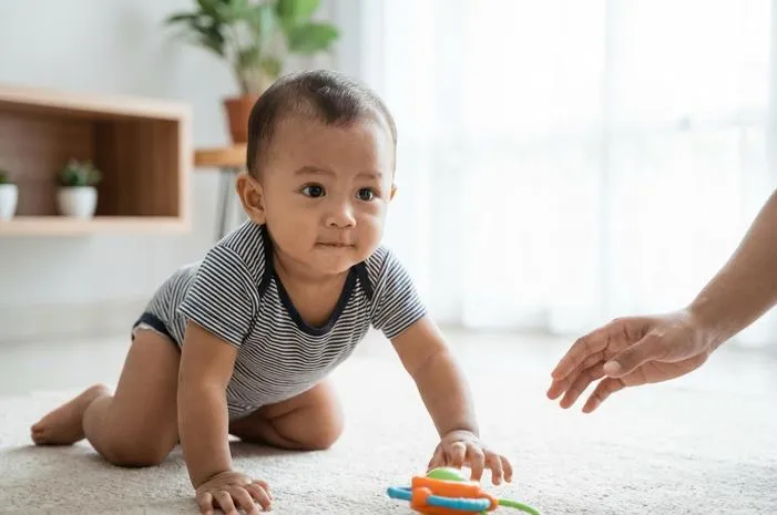 Bayi Mulai Merangkak Umur Berapa? Intip Rentang Waktunya!