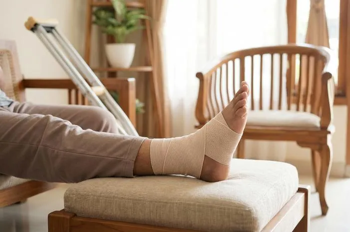 Kaki Habis Jatuh dari Motor? Ini Pertolongan Pertamanya